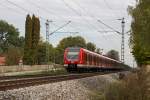 423 567-7 der S-Bahn München wurde am 03.10.15 in Poing fotografiert, als sie am frühen Nachmittag als S2 von Erding nach Petershausen unterwegs war.