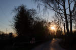 Die Abendsonne des 27.03.17 ging allmählich unter, leuchtete mysteriös eine kleine Straße aus und ganz nebenbei fährt ein 423 in Richtung Erding. Aufnahmeort: Poing