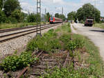 BR 0423/562138/mit-blick-auf-das-noch-immer Mit Blick auf das noch immer in Überresten befindliche Güter-Anschlußgleis in Poing wurde ein 423-Doppel als S 2 in Richtung München am 17.06.17 im Bild festgehalten.