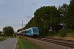 Der für  Bahnland Bayern  werbende 423 211/711 wurde auf seiner abendlichen Fahrt als S2 von Erding nach Altomünster am Ortsrand von Poing am 18.07.17 im Bild festgehalten.