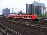 Ein Doppelzug aus DB 425 ist am 22.04.2008 im Essener Hauptbahnhof unterwegs.
