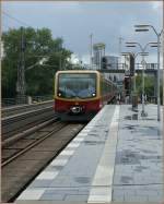 Die S2 nach Hoppegarten trifft in der S-Bahnstation Tiergarten ein.