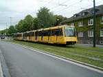 Eine Doppeltraktion aus ex Londoner Docklands-Stadtbahnwagen hat am 08.05.2004 gerade eben die sdliche Endhaltestelle der U17 in Essen verlassen.