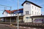Alles was Spass macht/545932/das-bahnhofsgebaeude-von-gerstungen---vom Das Bahnhofsgebäude von Gerstungen - vom Inselbahnsteig aus gesehen - wurde am 11.03.17 portraitiert.