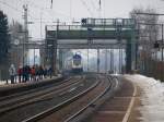 Sehnschtig warten die Fahrgste auf den Metronom Regional nach Hambrug-Harburg am 6.2.