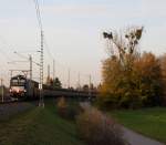 MRCE X4E-857 mit einem Autotransportzug in Richtung München-Laim wurde am 24.11.14 in München-Obermenzing fotografisch festgehalten. (andere Perspektive)