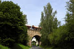 Wegen eines ehemaligen zweiten Gleises und dessen Verlaufes wurden über einer Straße in Dankmarshausen zwei Eisenbahnbrücken hintereinander errichtet.