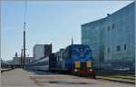 Der aus Moskau in Tallinn eingetroffen Nachtschnellzug wird von einer Diesellok in die Abstellanlage manvriert...