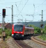 Als RE aus Wrzburg kommend kam 440 821-7 mit einem weiteren 440 am 7.8 um die Ecke um in Siegelsdorf zu halten.