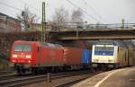Neben der 246 001-2 fuhr 145 055-0 mit einem Containerzug durch Hamburg-Harburg am 15.1