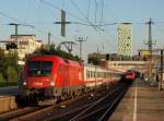 1116 152-8 verlsst im Abendlicht mit dem EN 491 nach Wien Westbahnhof am Haken den Bahnhof Hamburg-Altona am 11.7.11.