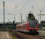 Von Passau kam 440 048-6 als Regionalexpress nach Mnchen Hbf in den Landshuter Bahnhof eingefahren.