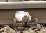 Ein Deckel ein Fischbchse aus der Heimat ist an einer Schwelle im Bahnhof Fulda hngen geblieben