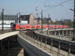 Charite,Fernsehturm,Rote Rathaus,Berliner Dom und die Stadtbahn lassen sich Alle gut vom Berliner Hbf aus fotografieren.So fotografierte ich,am 12.April 2009,eine einfahrende Regionalbahn,mit den