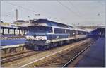 Die SNCF 72 080 wartet in Mulhouse mit einem Schnellzug der Linie 4 nach Paris Est auf die Abfaht. 
Analog Bild vom 31. Jan. 2000