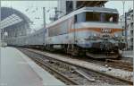 BB 22200/152025/22246-mit-einem-schnellzug-nach-italien 22246 mit einem Schnellzug nach Italien in Nice Ville im Juni 1985.