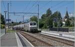 f den ersten Blick eine typisch, zeitgemässe SBB Station, nur der Zug scheint nicht zu passen... Die SNCF BB 26177 (Sybic) fährt mit einem gemischten Güterzug auf dem Weg nach Genève La Praille durch den Bahnhof von Satigny, auf der Strecke (Bellegarde Ain) - La Plaine - Genève, die abweichend vom übrigen SBB Netz mit 25 000 Volt 50 Hertz Wechselstrom elektrifiziert ist. 

19. Juli 2021