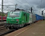 437014 mit blauem Containerzug am 18.08.10 in Fulda
