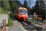 alpen-metro-martigny---vallorcine---chamonix---st-gervais/791697/der-sncf-ter-18910-erreicht-die Der SNCF TER 18910 erreicht die kleine Station La Joux. Der Zug ist auf der Fahrt von Vallorcine nach Saint Gervais les Bains le Fayet. 

25. August 2020