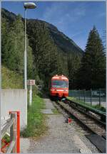 alpen-metro-martigny---vallorcine---chamonix---st-gervais/791698/der-sncf-ter-18910-erreicht-die Der SNCF TER 18910 erreicht die kleine Station La Joux. Der Zug ist auf der Fahrt von Vallorcine nach Saint Gervais les Bains le Fayet. 

25. August 2020