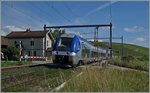 B 82500/511240/der-ter-triebzug-82718-auf-dem Der TER Triebzug 82718 auf dem Weg nach Grenoble bei Russin.
20. Juni 2016