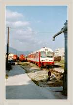 Triebwagen/149291/ein-ic-nach-athen-verlaesst-im Ein IC nach Athen verlsst im April 1996 Korintos. 
(Gescanntes Negativ)
