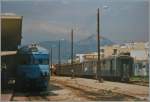 Schmalspurambiente in Korint. 
Auf Gleis  wartet der Dieseltriebzug AA6453 auf die Abfahrt Richtung Patras. 
(April 1996) 