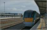 Der Dieseltriebzug 22 220 wartet in Dublin Heuston auf die Abfahrt nach Kildare.