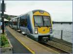 Wartet im Bahnhof Londonderry der offiziell  City of Derry  heisenden Stadt auf die Abfahrt nach Belfast: NIR Dieseltriebwagen 3014.