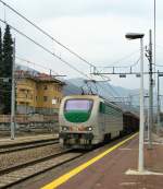 Die FS 402 155 mit einem Gterzug in Stresa am 6.