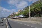 Der von je einer E 414 an der Spitze und am Schluss geführt, erreicht der FS Trenitalia IC 631 von Ventimiglia nach Milano bei Borgio Verezzi in Kürze seinen nächsten Halt Finale Ligure. Der Streckenabschnitt von Finale Ligure nach Andora ist zur Zeit der letzte Streckenabschnitt der Strecke Genova - Ventimiglia welcher noch auf dem ursprünglichen Trasse dem Meer und durch die Ortschaften entlang führt und soll längerfristig auch neu trassiert werden.

22. September 2022