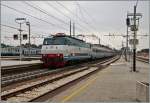 E 444/378467/die-fs-e-444-064-erreicht Die FS  E 444 064 erreicht mit einem IC nach Bologna Rimini.
19.Sept. 2014