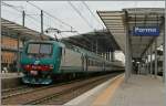 Eine der allgegenwertigen E 464, hier mit einem beschleunigtem Regionalzug von Piaccenza nach Ancona bei der Ankunft in Parma. 
14. Nov. 2013