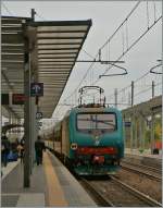 Eine der allgegenwertigen E 464, hier mit einem beschleunigtem Regionalzug nach Piaccenza bei der Abfahrt in Parma. 
14. Nov. 2013