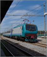e-464-traxx-p160-dcp/435769/die-fs-e-464-376-verlaesst Die FS E 464 376 verlässt mit ihrem Regionazug Roma - Pisa den Bahnhof Orbettelo Monte Argentario. 22. April 2015