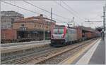 Die FS Trenitalia  MERCITALIA RAIL  E 494 010 fährt mit einem Güterzug durch den Bahnhof von Reggio Emilia.