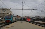 Während die FS 464 621 mit einem Ragionalzug in Torino Porta Nuova abfährt, wartet ein Eurostar noch auf seine Abfahrtszeit.