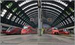 Gleich vier unterschiedliche Hochgeschwindigkeitszüge zweier Gesellschaften zeigen sich unter der grandiosen Bahnhofs Halle von Milano Centrale: der NTV  Italo  ETR 575 011, der FS Trenitlia ETR