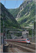ETR 610/510200/ein-fs-etr-610-als-ec Ein FS ETR 610 als EC 153 Luzern - Milano bei Durchfahrt in Göschenen.
21. Juli 2016