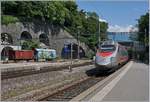 ETR 610/622572/ein-fs-trenitalia-etr-610-als Ein FS Trenitalia ETR 610 als EC 34 von Milano nach Genève unterwegs bei der Durchfahrt in Vevey. Links im Bild weissten Schmalspurgüterwagen auf die nahe Blonay-Chamby Bahn hin.
30. Juni 2018