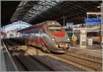 Der FS Trenitalia ETR 610 004 erreicht als EC 37 nach Milano den Bahnhof von Lausanne.
