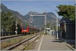 Der FS Trenitalia BUM BTR 813 001 erreicht als RV VdA 2718 von Aosta nach Torino Porta Nuova den Bahnhof Pont S.Martin. Der Trenitalia BUM BTR 813 001 wird nach seinem Halt in Pont S.Martin und der anschliessenden Weiterfahrt das Aostatal in Kürze verlassen und das Piemont erreichen, wo der nächste Halt Ivrea sein wird. Ab dort geht es mit 3000 V Gleichstrom weiter nach Torino. 12. Oktober 2023