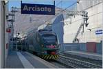 Der Trenord ETR 425 030 als RE nach Milano Porta Garibaldi verlässt den Bahnhof Arcisate.