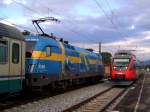 4024/169495/die-1116-029-em-taurus-schweden Die 1116 029 (EM Taurus Schweden) wartet mit ihrem IC auf Gleis 5 auf Ausfahrt wehrend auf Gleis 6 der 4020 076 in Rosenheim Einfhrt. (23.08.2008)