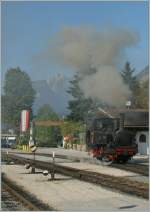 Die Achenseebahn Lok N damft und faucht ganz fotogen in Jenbach.