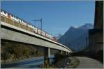 Ein IC von Romanshorn nach Brig hat soeben den Lötschbergbasistunnel verlassen überquert die Rhone wird in die Simplonlinien Lausanne - Brig einmünden und in Kürze Visp erreichen.