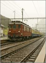 Die BLS Ae 4/4 251 hat mit Extrazug zum 100 Jahre Jubilum den Bahnhof Kandersteg erreicht.