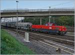 Die SBB Aem 940 006 (91 85 4 940 006-0 CH SBBI) schiebt mit Schrittgeschwindigkeit einen zu  zerlegennden  Güterzug über den Ablaufberg von Lausanne Triage.