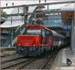 Ee 922/87276/die-ee-22-922-009-6-rangiert Die Ee 2/2 922 009-6 rangiert in Bern einen EW IV an den abgehenden Zug. 
28. Juli 2010