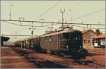 re-410-re-4-4-i-/152905/re-44-i-10041-mit-einem Re 4/4 I 10041 mit einem Schnellzug Richtung Delmont in Grenchen Nord. Sommer 1984
